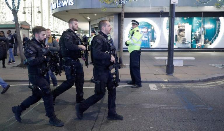 Προσλαμβάνει άμεσα 20.000 αστυνομικούς ο Τζόνσον