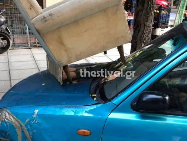 Εβαλαν πολυθρόνα πάνω σε παράνομα σταθμευμένο αυτοκίνητο