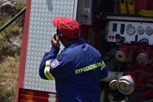 Συναγερμός στην Πυροσβεστική: Φωτιά σε οικισμό στα Μέγαρα