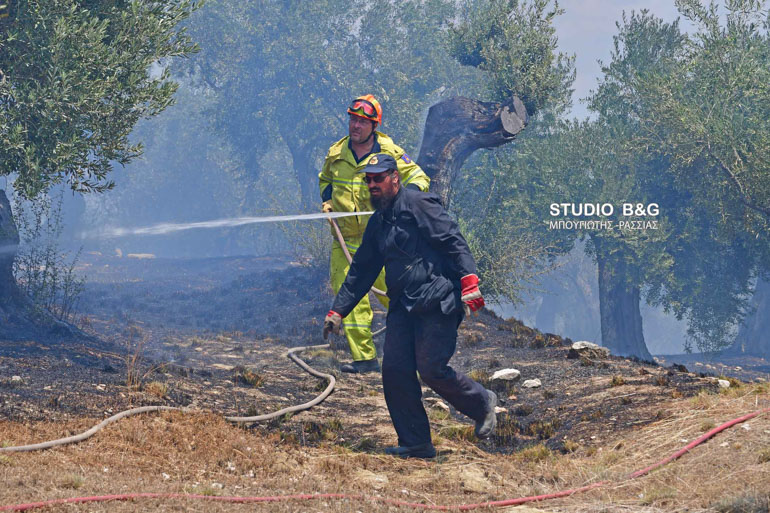 Στη μάχη με τις φλόγες ο ιερέας εθελοντής πυροσβέστης από το Ναύπλιο [Εικόνες]