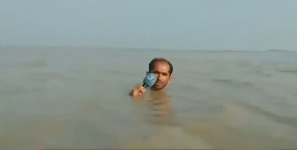 Ο… αδιάβροχος ρεπόρτερ του Πακιστάν