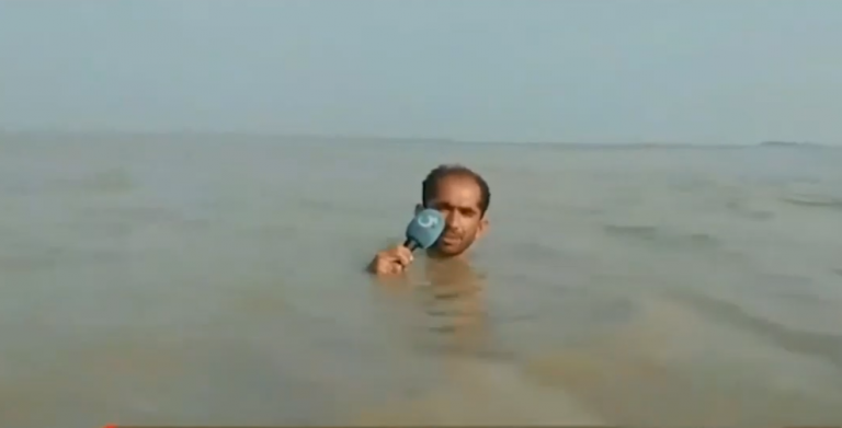 Ο… αδιάβροχος ρεπόρτερ του Πακιστάν