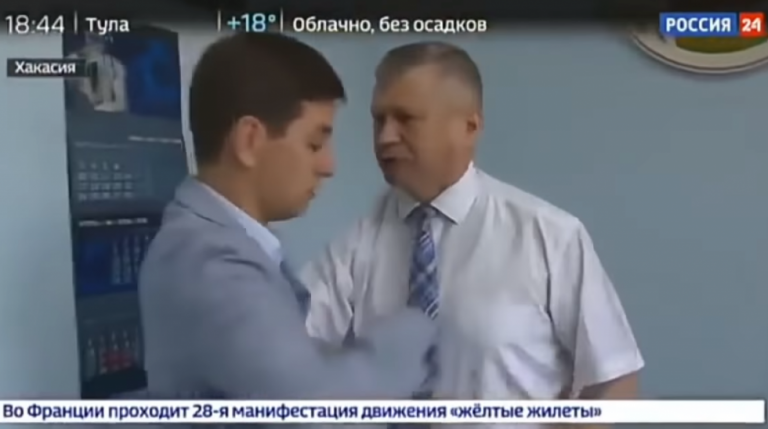 Ρώσος πολιτικός χτύπησε δημοσιογράφο που δεν έκανε τις σωστές ερωτήσεις