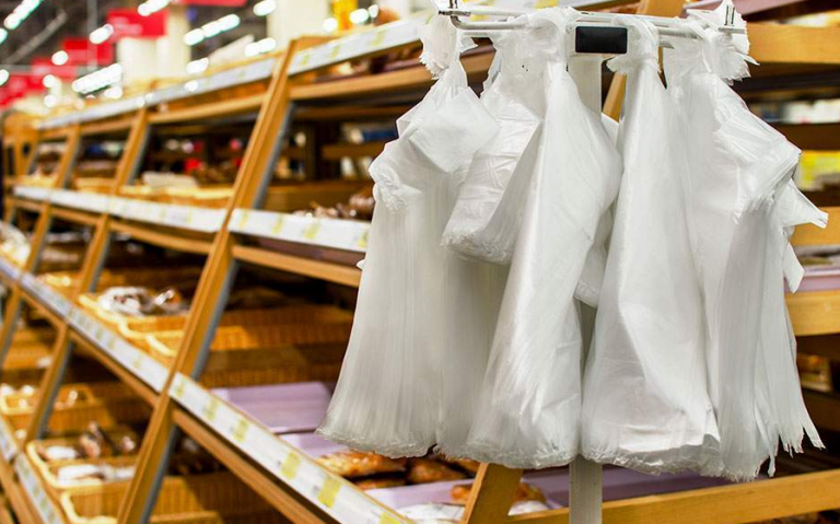 Μειώνονται οι λεπτές πλαστικές σακούλες, αλλά δε μειώνεται η εξάρτηση από το πλαστικό