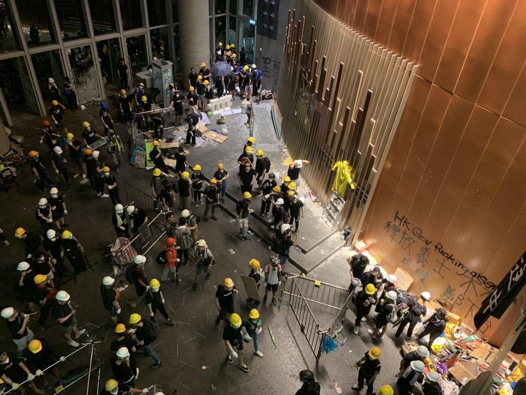 Χονγκ Κονγκ: Εισβολή διαδηλωτών στο κοινοβούλιο