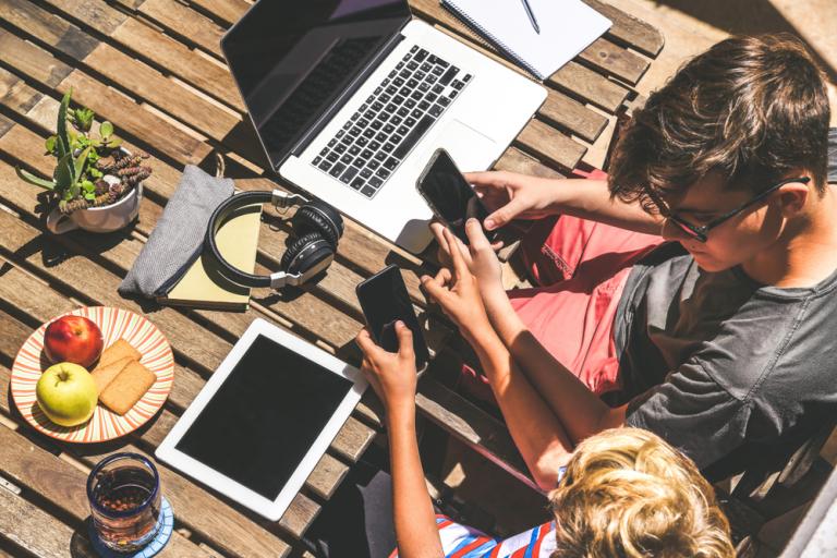 Οι «οθόνες» βλάπτουν την ψυχική υγεία των εφήβων