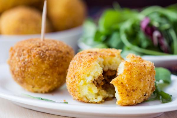 Νόστιμος μεζές: Τραγανές κροκέτες με κιμά και ρύζι