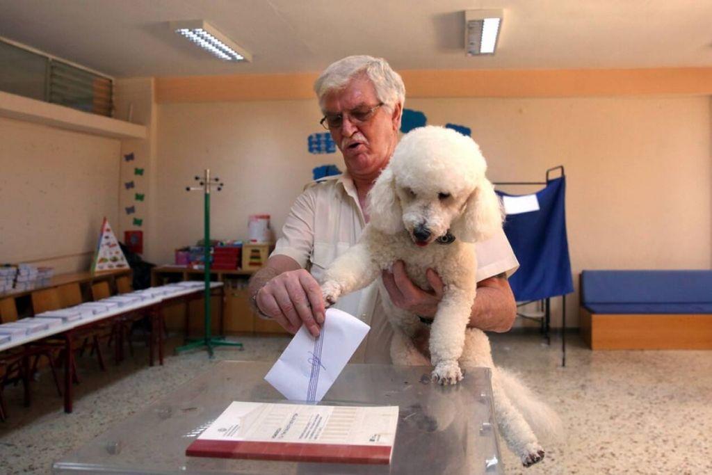 Τα viral των εκλογών 2019: Στις κάλπες με σαγιονάρα, μαγιό, κατοικίδια και… άλογα