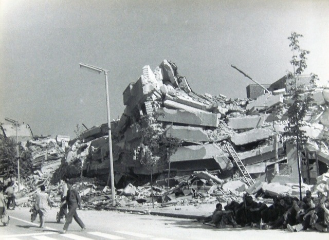 Σεισμός 6,9 Ρίχτερ ισοπέδωσε τα Σκόπια, σαν σήμερα