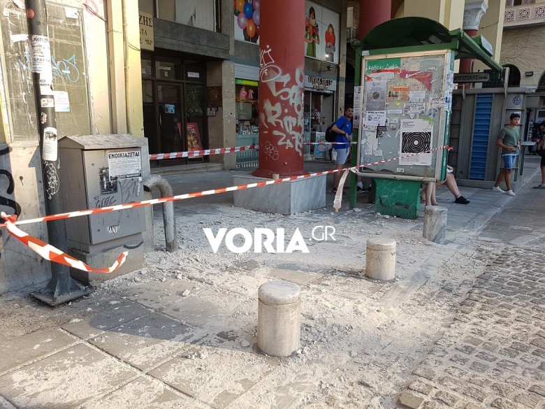 Γλίτωσαν από τύχη – Σοβάδες κτιρίου έπεσαν δίπλα σε στάση του ΟΑΣΘ