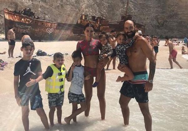 Στο φημισμένο Ναυάγιο η φαμίλια Σπανούλη