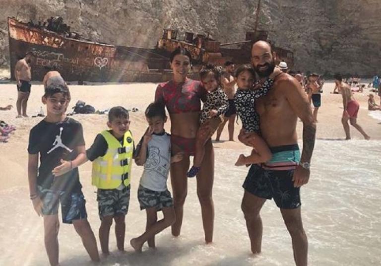 Στο φημισμένο Ναυάγιο η φαμίλια Σπανούλη