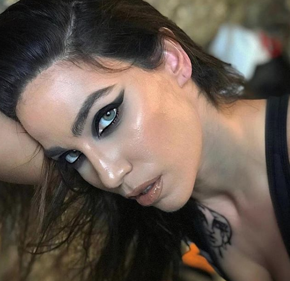 Στικούδη: Προκάλεσε «σεισμό» με το κορμί της