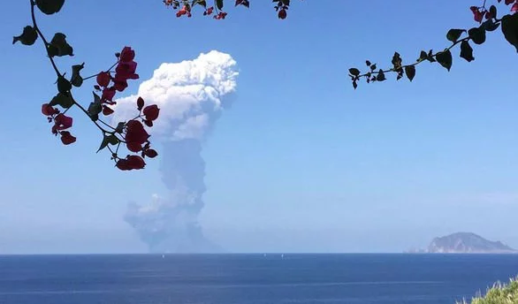 Ιταλία: Εντυπωσιακή έκρηξη ηφαιστείου στο νησί Στρόμπολι – Πανικός στους τουρίστες