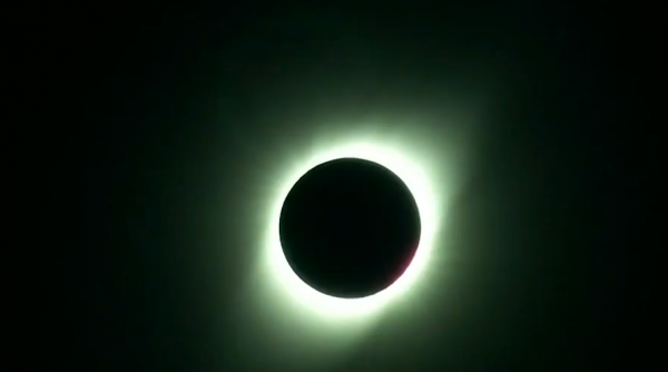 Μοναδικές εικόνες από την ολική έκλειψη ηλίου