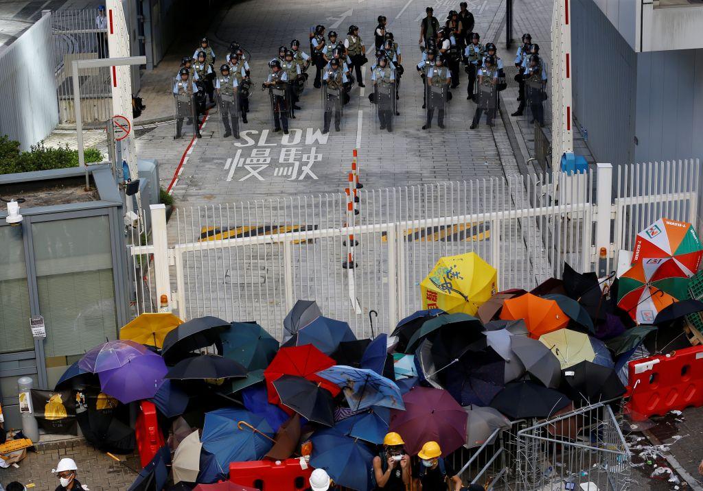 Χονγκ Κονγκ: Διαδηλωτές προσπαθούν να εισβάλουν στο κοινοβούλιο
