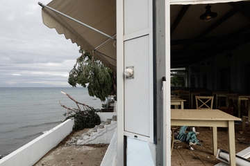 Βίντεο – σοκ: Βρήκαν καταφύγιο σε μπαρ την ώρα της θεομηνίας