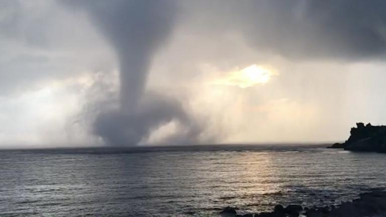 Ιταλία: Η στιγμή που ανεμοστρόβιλος «χτυπά» παραλία της Νάπολης