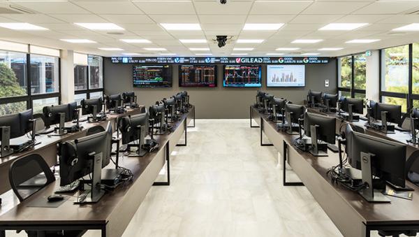 Σπουδάζοντας χρηματοοικονομικά στο Deree, μαθαίνεις στην πράξη τη ψυχολογία των Αγορών