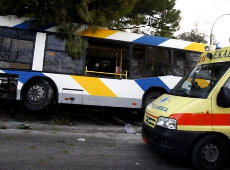 Λεωφορείο του ΟΑΣΑ συγκρούστηκε με φορτηγό στη Μεταμόρφωση Αττικής