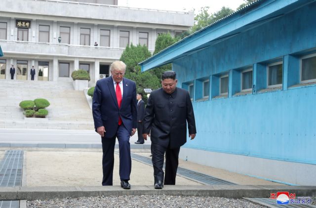 Βόρεια Κορέα : «Ιστορική» και «εξαιρετική» η συνάντηση Κιμ – Τραμπ