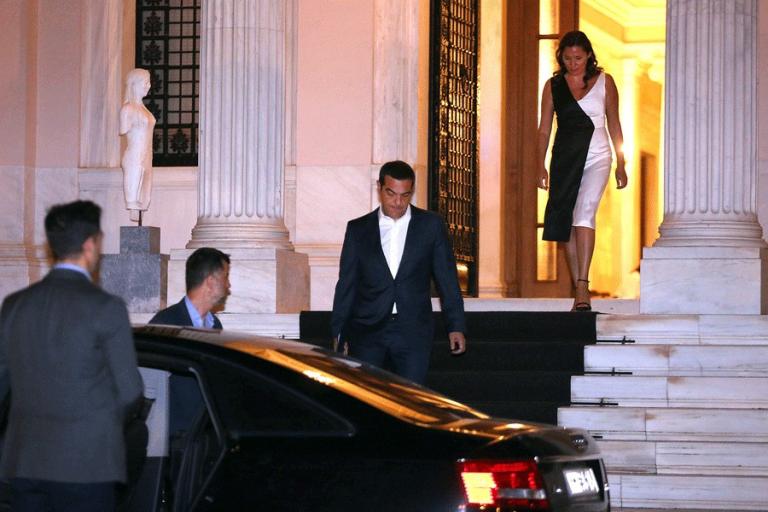 Ωρα 01:12 : Ο Τσίπρας εγκαταλείπει με την Μπαζιάνα το Μαξίμου