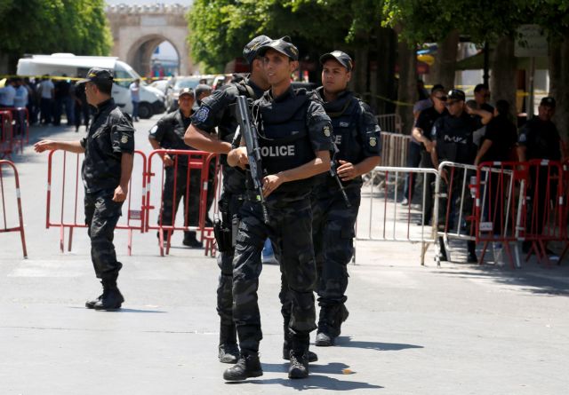 Τυνησία : Ανατινάχτηκε μόλις τον πλησίασαν οι αστυνομικοί