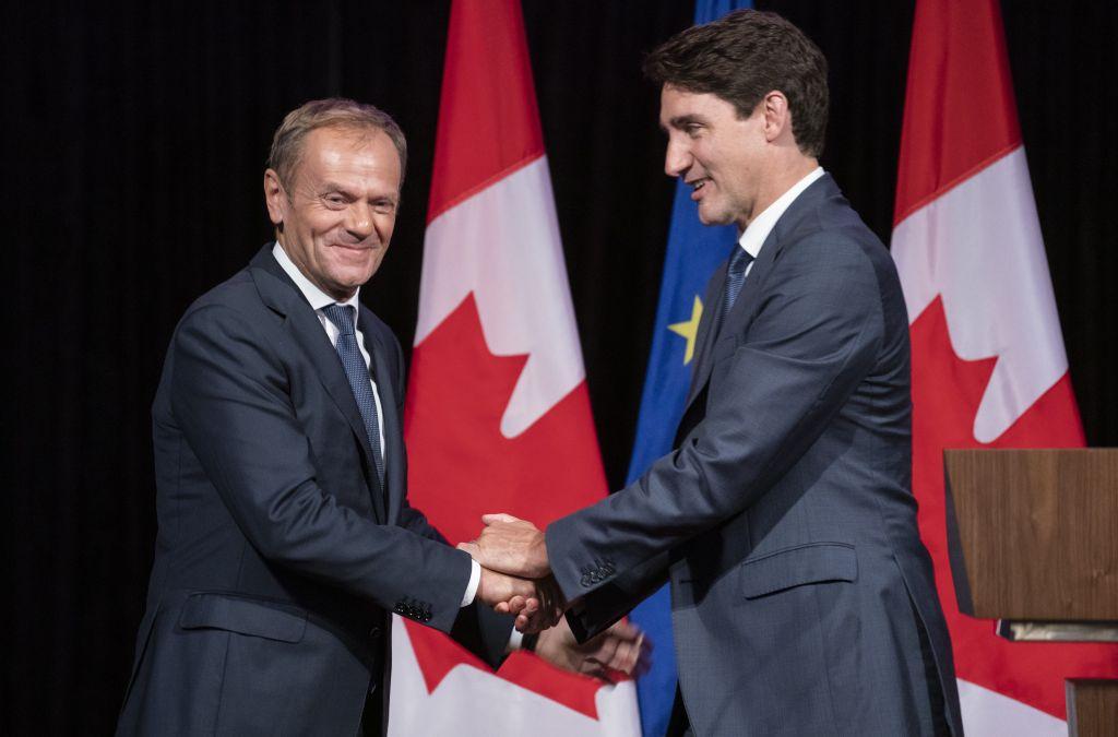 Τουσκ και Τριντό κρίνουν «απαράδεκτα» τα ρατσιστικά σχόλια του Τραμπ