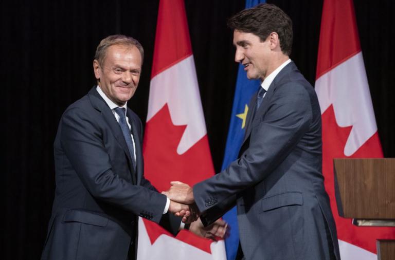 Τουσκ και Τριντό κρίνουν «απαράδεκτα» τα ρατσιστικά σχόλια του Τραμπ