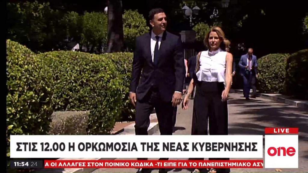 Ορκωμοσία: Στο πλευρό του Βασίλη Κικίλια η Τζένη Μπαλατσινού
