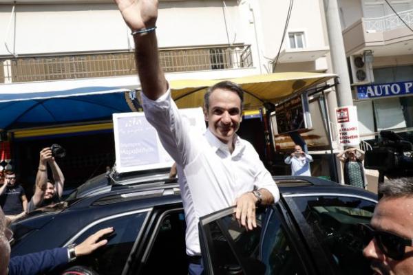 Mitsotakis wins in landslide, to be sworn in at 1pm tomorrow