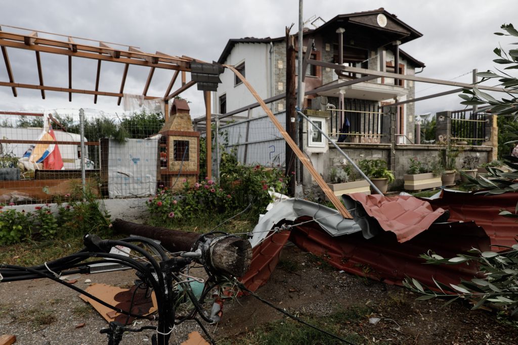 Εικόνες καταστροφής σε σπίτια, επιχειρήσεις και υποδομές - Χωρίς ρεύμα πολλές περιοχές
