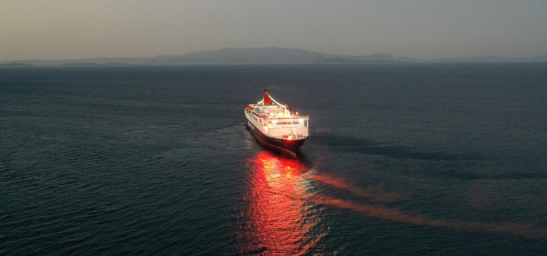 Με φωτοβολίδες και καπνογόνα  χαιρέτησε το «Νήσος Σάμος» την Αγία Παρασκευή στο Καστέλλο της Χίου