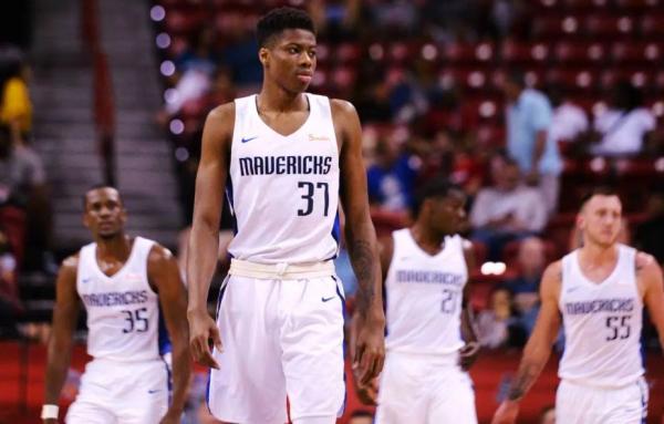 Δείχνει το ρεπερτόριό του στους Μάβερικς ο Κώστας Αντετοκουνμπο