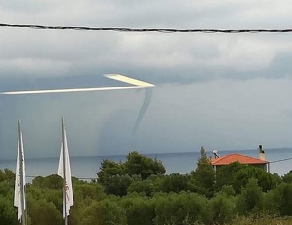 Υδροστρόβιλος στη Χαλκιδική: Εντυπωσιακές φωτογραφίες