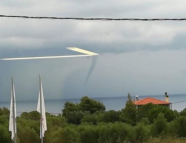 Υδροστρόβιλος στη Χαλκιδική: Εντυπωσιακές φωτογραφίες