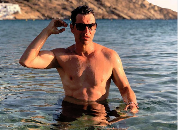 Σάκης Ρουβάς: «Κάνω μπάνιο στην θάλασσα γυμνός»