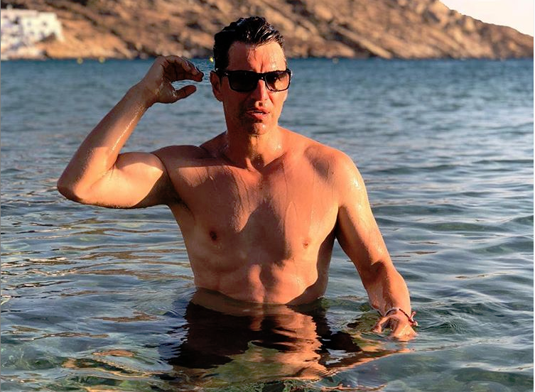 Σάκης Ρουβάς: «Κάνω μπάνιο στην θάλασσα γυμνός»