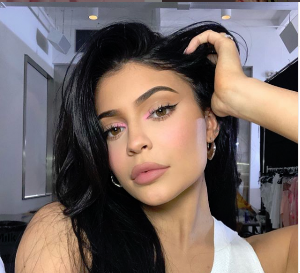 Κάιλι Τζένερ: Ποζάρει με μαγιό και «κόβει» την ανάσα