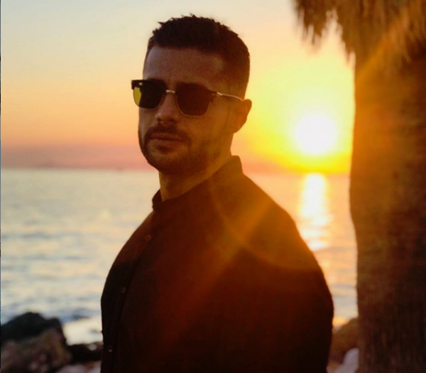 Κωνσταντίνος Βασάλος: Ποζάρει με μαγιό και «ρίχνει» το Instagram