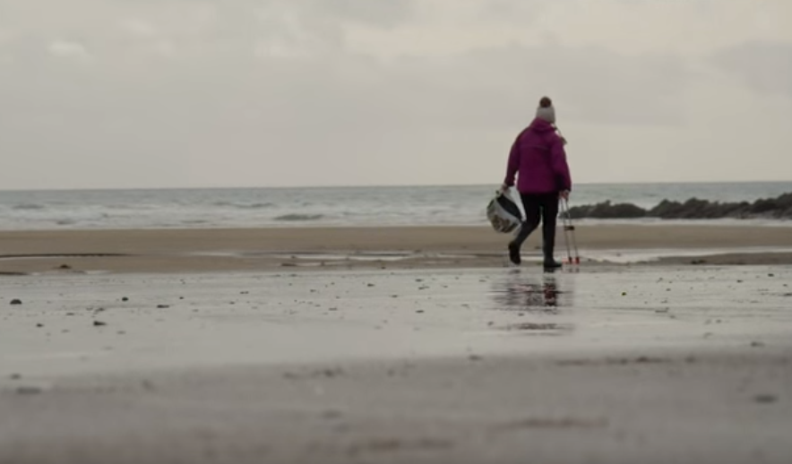 Η απίθανη 70χρονη που καθάρισε μόνη της... 52 παραλίες