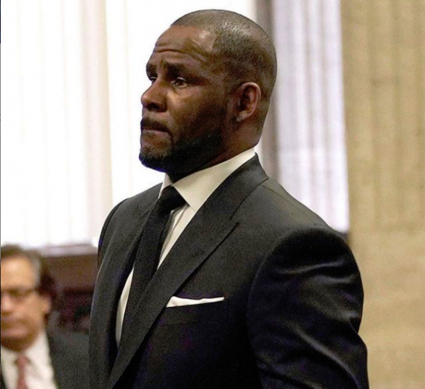 Συνελήφθη ο τραγουδιστής R. Kelly για αποπλάνηση ανηλίκου