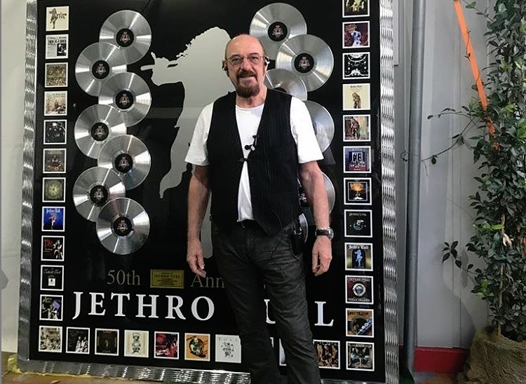 Η πρώτη βιογραφία της θρυλικής μπάντας Jethro Tull