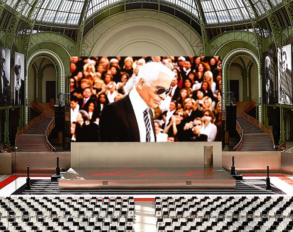 «Λευκά πουκάμισα» ως φόρο τιμής στον Καρλ Λάγκερφελντ