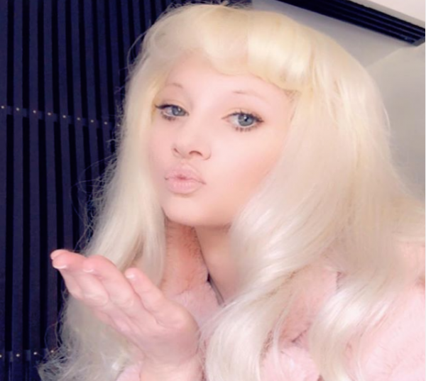 Αγνώριστη η Τζούλια Αλεξανδράτου βολτάρει στη Μύκονο