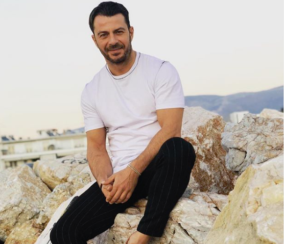 Ντάνος: Ποζάρει χωρίς μπλούζα και «τρελαίνει» πασίγνωστη τραγουδίστρια