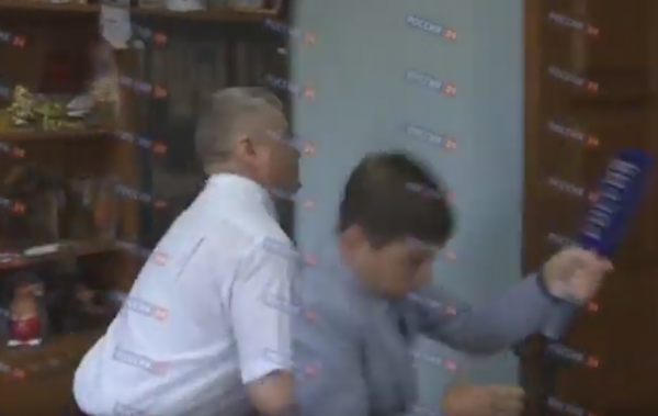 Ρώσος πολιτικός χτυπά δημοσιογράφο με λαβή πάλης