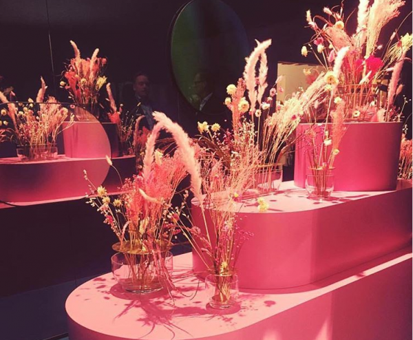 Δημιουργός ανθοσυνθέσεων συνεργάζεται με διάσημα brand μόδας