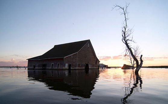 Φωτογραφίζοντας μια αγροτική κοινότητα που «πνίγηκε» στην Devils Lake