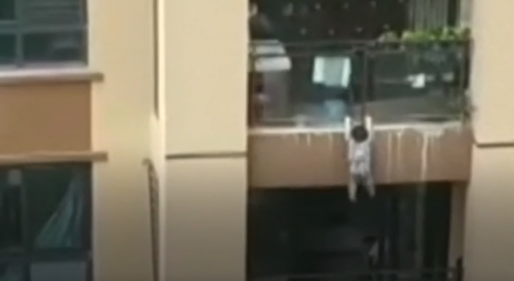 Κίνα: Τρίχρονο αγοράκι έπεσε από τον έκτο όροφο και… επέζησε